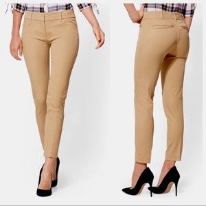 NWT Liz Claiborne Emma Ankle Pant (size 6)